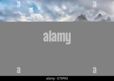 Pelvoux Landschaft mit dem Les Aiguilles d'Arves Berg zwischen Nebel und Wolken, Pelvoux, Dauphiné-Alpen, Savoie, Frankreich Stockfoto