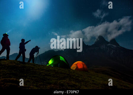 Drei Fotografen Rucksack vor dem Les Aiguilles d'Arves Berg, erschossen Nacht, Pelvoux, Dauphiné Alpen, Savoie Stockfoto