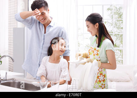 Familie abwaschen in der Küche Stockfoto