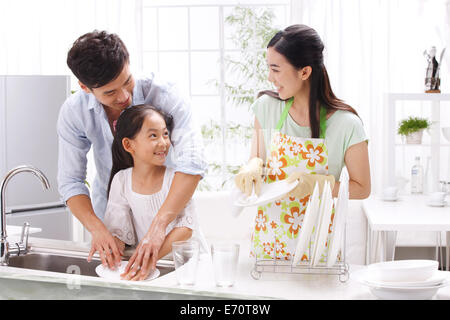 Familie abwaschen in der Küche Stockfoto