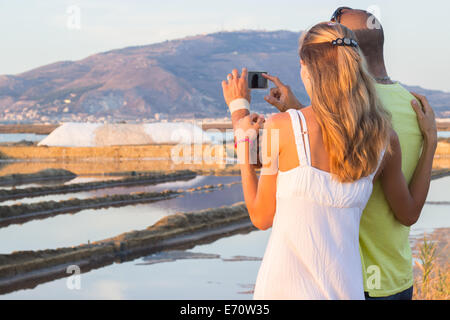 paar Mann Frau fotografieren "Salzwiesen" Salz Hügel Landschaft Sonnenuntergang Berg Erice Sizilien Stockfoto