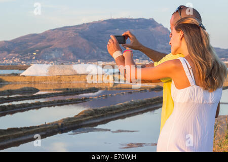 paar Mann Frau fotografieren "Salzwiesen" Salz Hügel Landschaft Sonnenuntergang Berg Erice Sizilien Stockfoto