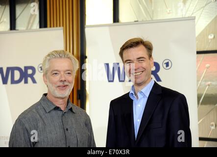 Köln, Deutschland. 01. Sep, 2014. Finnischer Dirigent Jukka-Pekka Saraste (L), Chefdirigent des WDR Sinfonieorchesters und Orchester Manager Siegwald Buetow darstellen, während ein Fototermin bei dem WDR seine neuen Chefdirigenten in Köln, Deutschland, 1. September 2014 präsentiert. Foto: Horst Galuschka/Dpa/Alamy Live-Nachrichten Stockfoto