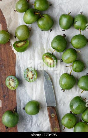 Mini Baby Kiwi, ganze und halbierte Stockfoto