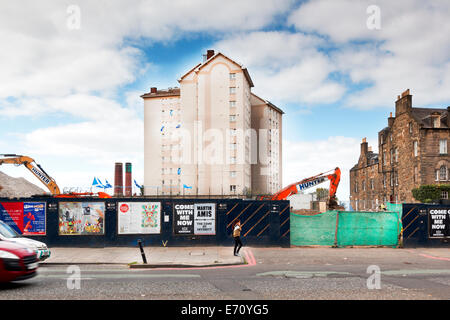 Edinburgh, Schottland. 1. September 2014. Ja Schottland und schottische Andreaskreuz Fahnen fliegen vom Hochhaus am Leith Walk, Edinburgh, Schottland-Credit: Graham Hughes/Alamy Live-Nachrichten Stockfoto