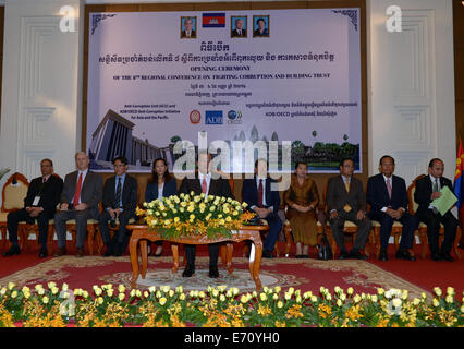 Phnom Penh, Kambodscha. 3. Sep, 2014. Kambodschanische Premierminister Hun Sen (vorne) spricht im Rahmen der 8. regionale Konferenz zur Bekämpfung der Korruption in Phnom Penh, Kambodscha, 3. September 2014. Hun Sen sagte am Mittwoch, dass Länder und Volkswirtschaften in Asien und im pazifischen Raum zusammenarbeiten, um die Bekämpfung der Korruption. Bildnachweis: Sovannara/Xinhua/Alamy Live-Nachrichten Stockfoto