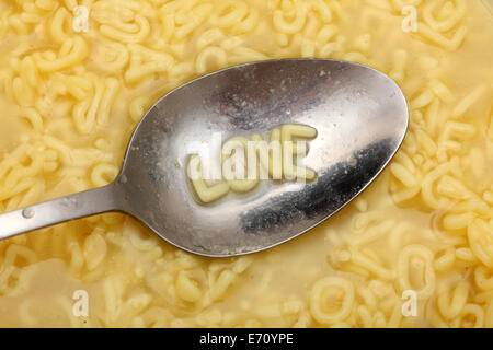 Alphabet Buchstaben in Löffel buchstabieren "Love". Alphabet Soup Nudeln. Closeup. Stockfoto