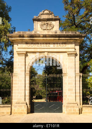 JEREZ DE LA FRONTERA, Spanien - 10. August 2014: Eingang von Gonzalez Byass Weingut Gebäude, Jerez De La Frontera, Cádiz, Andalusien Stockfoto