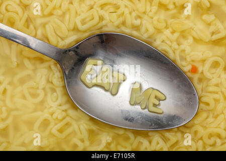 Alphabet Buchstaben in Löffel buchstabieren "Eat Me". Alphabet Soup Nudeln. Closeup. Stockfoto