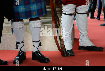 Potsdam, Deutschland. 03rd September 2014. Ein Polizist aus Schottland steht zwischen Extras in preußische Uniformen in der Orangerie der Sans Souci Palast vor dem Start des Weltkongresses der International Police Association (IPA) in Potsdam, Deutschland, 3. September 2014. 150 Polizisten aus 67 Ländern besuchen die International Executive Conference (IEC) des IPA die bis 7. September 2014 läuft. Foto: RALF HIRSCHBERGER/DPA/Alamy Live-Nachrichten Stockfoto