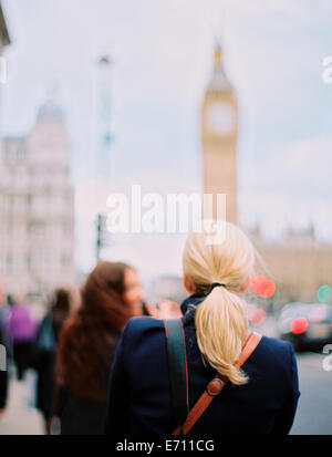 Zwei Frauen in London auf der Straße in der Nähe von Big Ben, The Elizabeth Tower in Westminster in London. Stockfoto