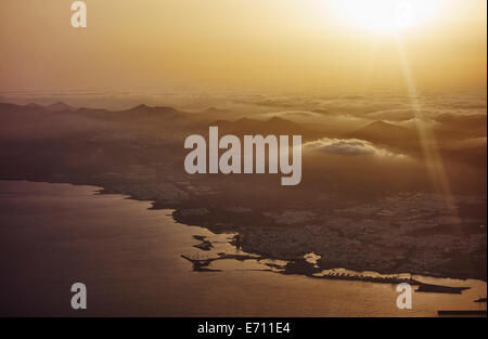 Luftbild der Küste von Lanzarote bei Sonnenuntergang, Kanarische Inseln, Spanien Stockfoto