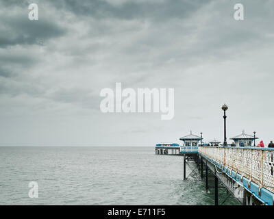 Seitenansicht von Llandudno Pier, Conwy County Borough, Wales Stockfoto