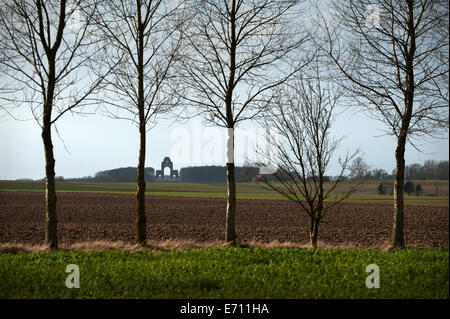 Somme WW1 Schlachtfeld, 1. Juli-November 1916, Frankreich. Thiepval-Denkmal von der Albert-Bapaume Straße. Februar 2014 die Thiepva Stockfoto