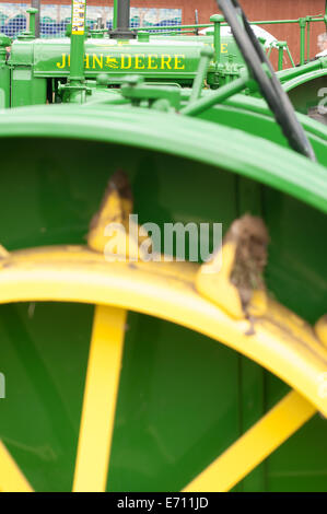 Das Hinterrad des John Deere Traktor auf dem Display unter anderem an einem John Deere Traktor Expo. Stockfoto