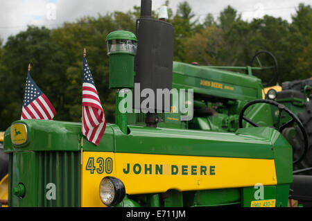 Ein John Deere Traktor mit ein paar amerikanische Flaggen geschmückt ist auf dem Display ein John Deere Traktor Expo in New Hampshire. Stockfoto