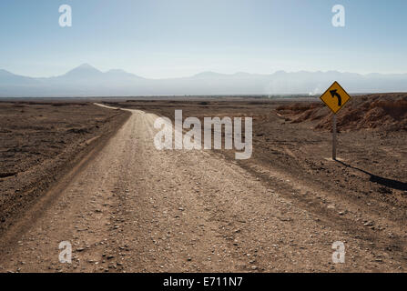 Straße in Richtung Valle De La Luna (Tal des Mondes), Atacama-Wüste, El Norte Grande, Chile Stockfoto