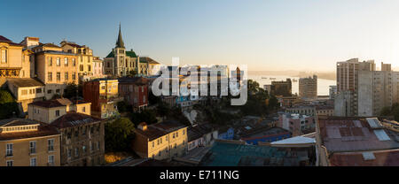 Blick vom Ascensor Reina Victoria in der Morgendämmerung, Cerro Concepcion, Valparaiso, Central Coast, Chile Stockfoto