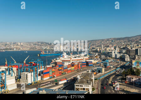 Blick auf Stadt und Häfen von Cerro Playa Ancha, Paseo 21 de Mayo, Central Coast, Chile, Valparaiso Stockfoto