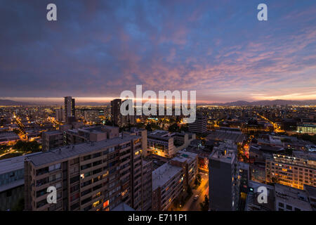 Luftaufnahme von Santiago Stadt bei Sonnenuntergang, Chile Stockfoto