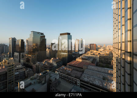 Luftbild der Innenstadt Santiago in der Morgendämmerung, von Apartment Dachterrasse bei Calle Huerfanos, Santiago, Chile Stockfoto