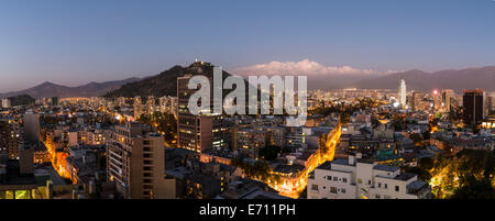 Luftaufnahme von Santiago Innenstadt in der Nacht, Santiago, Chile Stockfoto