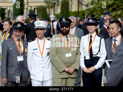 Potsdam, Deutschland. 03rd September 2014. Vor der Orangerie von Sans Souci Palast vor dem Start des Weltkongresses der International Police Association (IPA) in Potsdam, Deutschland, 3. September 2014 stehen Polizisten Form Pakistan und Macao. 150 Polizisten aus 67 Ländern besuchen die International Executive Conference (IEC) des IPA die bis 7. September 2014 läuft. Foto: RALF HIRSCHBERGER/DPA/Alamy Live-Nachrichten Stockfoto