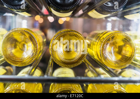 Blick auf Flaschen Weißwein auf einem Gestell in einem Keller festgelegt. Stockfoto