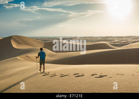 Menschen wandern in Glamis Sand Dunes, Kalifornien, USA Stockfoto