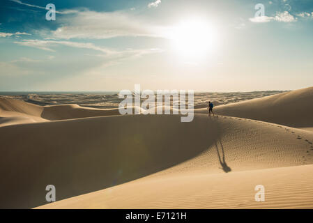 Menschen wandern in Glamis Sand Dunes, Kalifornien, USA Stockfoto