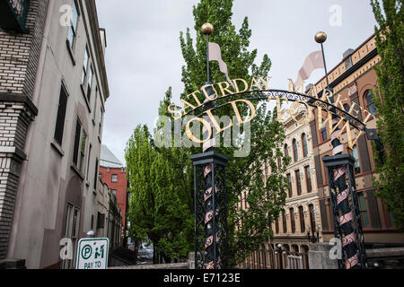 Blechschild für Samstag Markt Altstadt, Portland, Oregon, Vereinigte Staaten Stockfoto