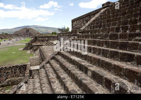 Pyramiden auf der Straße der Toten in Teotihuacán, Mexiko, mit Steintreppen im Vordergrund und die Pyramide des Mondes Stockfoto