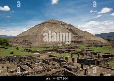 der weltweit drittgrößte Pyramide, Wände die Sonnenpyramide in Teotihuacán mit Ruine im Vordergrund an einem klaren Tag Stockfoto