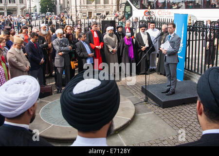 London, UK. 3. September 2014.   Führer der verschiedenen Religionen treffen sich in der Westminster Abbey in London, eine Mahnwache für den Irak veranstalteten World Jewish Relief, Islamic Relief & Christian Aid, begleitet von Most Rev & Rt Hon Justin Welby, Erzbischof von Canterbury, Imam Ibrahim Mogra, Ayatollah Dr. Sayed Fazel Milani, Rabbi Laura Janner-Klausner und andere religiöse Führungskräfte aus über dem Land, wo sie einen Banner besagt entrollten, "Wir sind alle nur Menschen" zu halten. Im Bild: Richard Verber des World Jewish Relief Fund spricht zu der Versammlung. Bildnachweis: Paul Davey/Alamy Live-Nachrichten Stockfoto