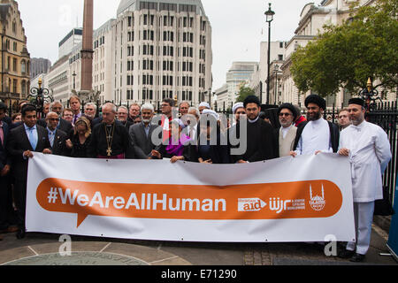 London, UK. 3. September 2014.   Führer der verschiedenen Religionen treffen sich in der Westminster Abbey in London, eine Mahnwache für den Irak veranstalteten World Jewish Relief, Islamic Relief & Christian Aid, begleitet von Most Rev & Rt Hon Justin Welby, Erzbischof von Canterbury, Imam Ibrahim Mogra, Ayatollah Dr. Sayed Fazel Milani, Rabbi Laura Janner-Klausner und andere religiöse Führungskräfte aus über dem Land, wo sie einen Banner besagt entrollten, "Wir sind alle nur Menschen" zu halten. Im Bild: die meisten Rev & Rt Hon Justin Welby, Erzbischof von Canterbury, im Gespräch mit den Medien. Bildnachweis: Paul Davey/Alamy Live-Nachrichten Stockfoto