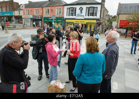 Bathgate, West Lothian, GBR - 03. September: Nicola Sturgeon, Deputy Leader der Scottish National Party, sprach am Mittwoch, 03. September 2014, mit Mitgliedern der Öffentlichkeit in Bathgate, West Lothian. Sie setzte sich zusammen mit lokalen Aktivisten für ein "Ja"-Ergebnis im Referendum für die schottische Unabhängigkeit ein. © David Gordon/Alamy Live News Stockfoto