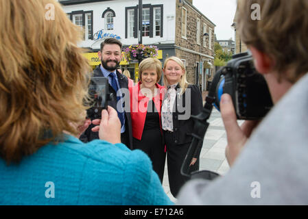 Bathgate, West Lothian, GBR - 03. September: Nicola Sturgeon, Deputy Leader der Scottish National Party, sprach am Mittwoch, 03. September 2014, mit Mitgliedern der Öffentlichkeit in Bathgate, West Lothian. Sie setzte sich zusammen mit lokalen Aktivisten für ein "Ja"-Ergebnis im Referendum für die schottische Unabhängigkeit ein. © David Gordon/Alamy Live News Stockfoto