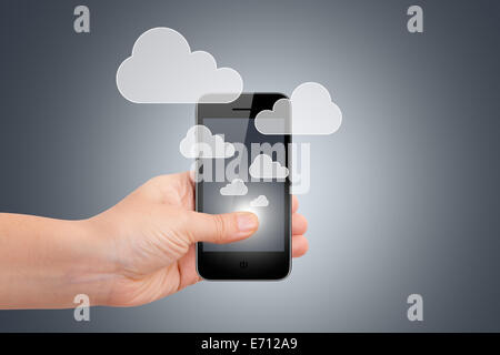 Cloud-Sync Konzept, hand holding Smartphone mit Symbolen. Stockfoto