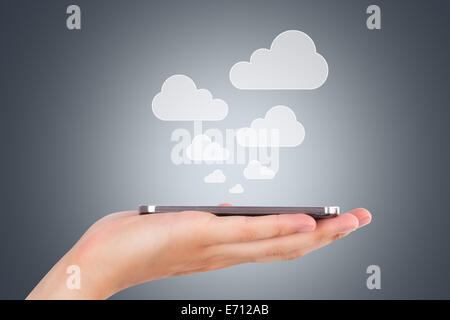 Cloud-Sync Konzept, hand holding Smartphone mit Symbolen. Stockfoto