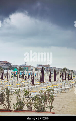 Sonnenschirme und Liegestühle am Strand, Pescara, Abruzzo, Italien Stockfoto