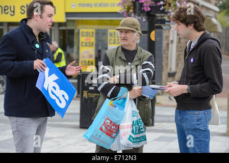 Bathgate, West Lothian, GBR - 03. September: SNP-Aktivisten sprachen am Mittwoch, den 03. September 2014, in Bathgate, West Lothian mit der Öffentlichkeit. Sie haben sich für ein "Ja"-Ergebnis im Referendum für die schottische Unabhängigkeit eingesetzt. © David Gordon/Alamy Live News Stockfoto