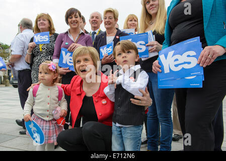 Bathgate, West Lothian, GBR - 03. September: Nicola Sturgeon, Deputy Leader der Scottish National Party, sprach am Mittwoch, 03. September 2014, mit Mitgliedern der Öffentlichkeit in Bathgate, West Lothian. Sie setzte sich zusammen mit lokalen Aktivisten für ein "Ja"-Ergebnis im Referendum für die schottische Unabhängigkeit ein. © David Gordon/Alamy Live News Stockfoto