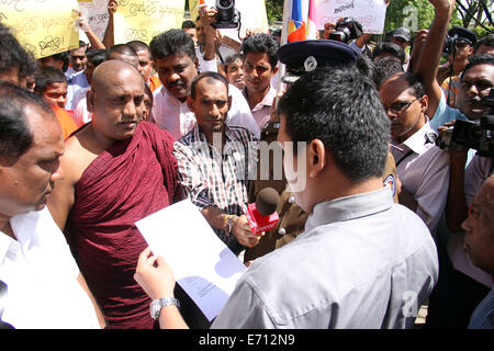 Colombo, Sri Lanka. 3. Sep, 2014. Demonstranten mit der hand über einen Brief in Colombo, Sri Lanka, 3. September 2014. Ein Protest organisiert durch staatliche Gewerkschaften gegen islamischen Staates im Irak und Syrien (ISIS) fand in Colombo. Organisatoren soll die Menschen unterstützen, die Terrorismus Aktivitäten verursacht durch ISIS und andere extremistische Gruppen litt. Bildnachweis: Rajith/Xinhua/Alamy Live-Nachrichten Stockfoto