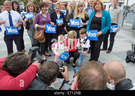 Bathgate, West Lothian, GBR - 03. September: Nicola Sturgeon, Deputy Leader der Scottish National Party, sprach am Mittwoch, 03. September 2014, mit Mitgliedern der Öffentlichkeit in Bathgate, West Lothian. Sie setzte sich zusammen mit lokalen Aktivisten für ein "Ja"-Ergebnis im Referendum für die schottische Unabhängigkeit ein. © David Gordon/Alamy Live News Stockfoto