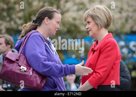 Bathgate, West Lothian, GBR - 03. September: Nicola Sturgeon, Deputy Leader der Scottish National Party, sprach am Mittwoch, 03. September 2014, mit Mitgliedern der Öffentlichkeit in Bathgate, West Lothian. Sie setzte sich zusammen mit lokalen Aktivisten für ein "Ja"-Ergebnis im Referendum für die schottische Unabhängigkeit ein. © David Gordon/Alamy Live News Stockfoto