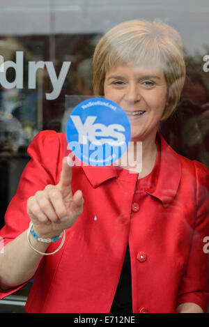 Bathgate, West Lothian, GBR - 03. September: Nicola Sturgeon, Deputy Leader der Scottish National Party, sprach am Mittwoch, 03. September 2014, mit Mitgliedern der Öffentlichkeit in Bathgate, West Lothian. Sie setzte sich zusammen mit lokalen Aktivisten für ein "Ja"-Ergebnis im Referendum für die schottische Unabhängigkeit ein. © David Gordon/Alamy Live News Stockfoto