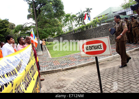 Colombo, Sri Lanka. 3. Sep, 2014. Demonstranten reagieren während einer Kundgebung in Colombo, Sri Lanka, 3. September 2014. Ein Protest organisiert durch staatliche Gewerkschaften gegen islamischen Staates im Irak und Syrien (ISIS) fand in Colombo. Organisatoren soll die Menschen unterstützen, die Terrorismus Aktivitäten verursacht durch ISIS und andere extremistische Gruppen litt. Bildnachweis: Rajith/Xinhua/Alamy Live-Nachrichten Stockfoto