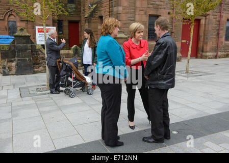 Bathgate, West Lothian, GBR - 03. September: Nicola Sturgeon, Deputy Leader der Scottish National Party, sprach am Mittwoch, 03. September 2014, mit Mitgliedern der Öffentlichkeit in Bathgate, West Lothian. Sie setzte sich zusammen mit lokalen Aktivisten für ein "Ja"-Ergebnis im Referendum für die schottische Unabhängigkeit ein. © David Gordon/Alamy Live News Stockfoto