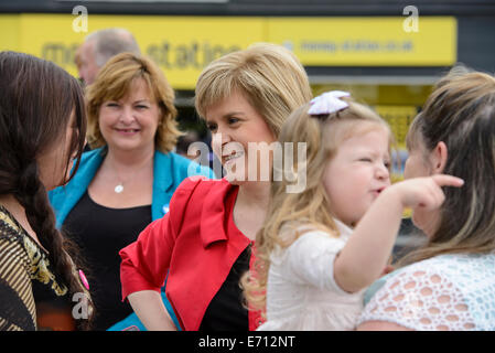 Bathgate, West Lothian, GBR - 03. September: Nicola Sturgeon, Deputy Leader der Scottish National Party, sprach am Mittwoch, 03. September 2014, mit Mitgliedern der Öffentlichkeit in Bathgate, West Lothian. Sie setzte sich zusammen mit lokalen Aktivisten für ein "Ja"-Ergebnis im Referendum für die schottische Unabhängigkeit ein. © David Gordon/Alamy Live News Stockfoto