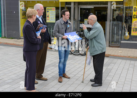 Bathgate, West Lothian, GBR - 03. September: SNP-Aktivisten sprachen am Mittwoch, den 03. September 2014, in Bathgate, West Lothian mit der Öffentlichkeit. Sie haben sich für ein "Ja"-Ergebnis im Referendum für die schottische Unabhängigkeit eingesetzt. © David Gordon/Alamy Live News Stockfoto